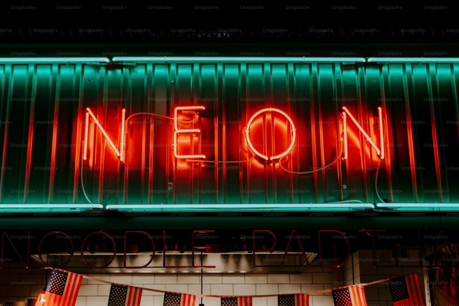 Napis LOVE i strefa drinków podczas przyjęcia w Złotym Pałacu