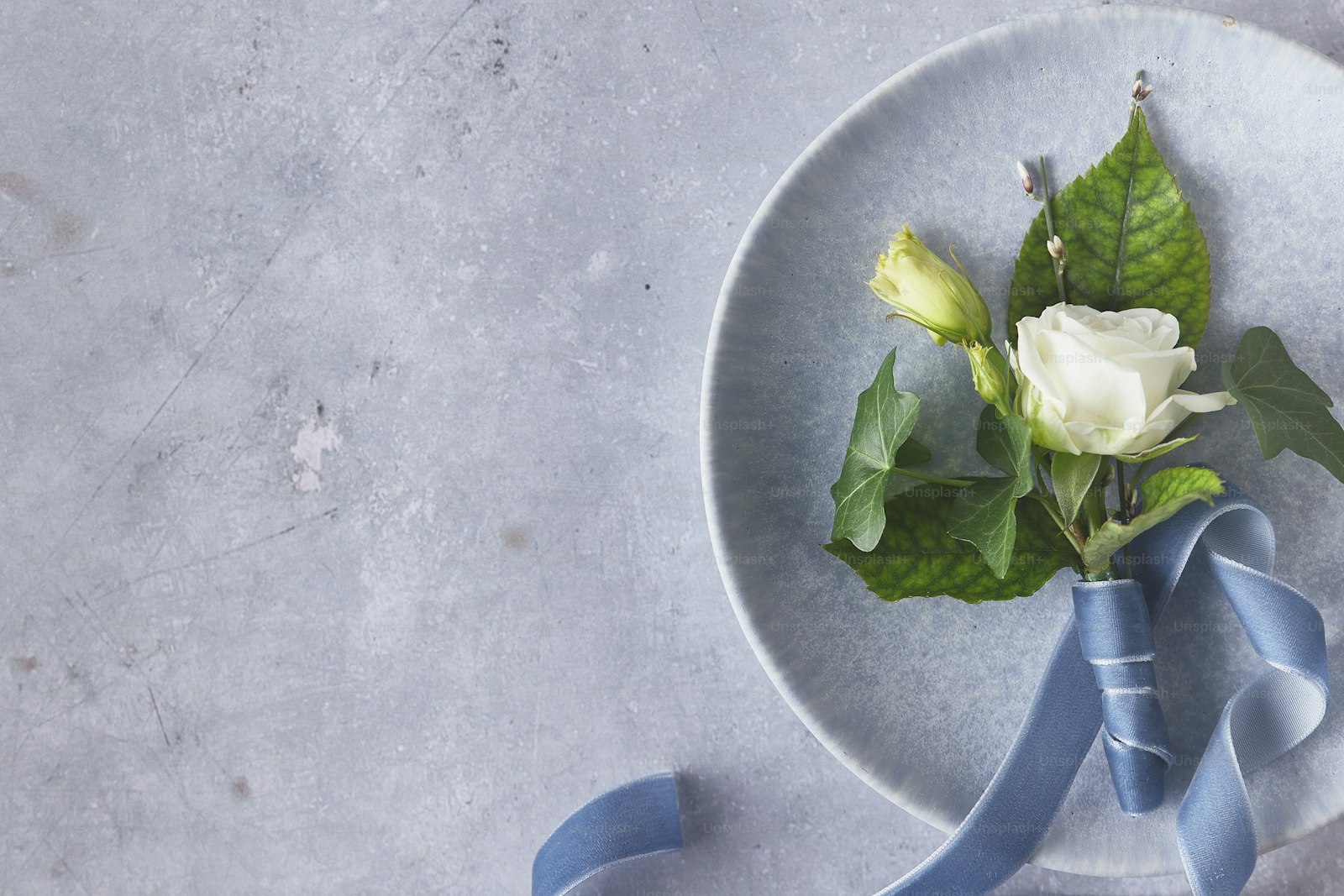 Dekoracje stołów w kolorystyce weselnej 2026 w Sali Złotej