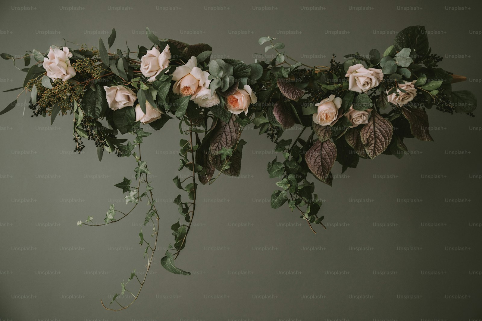 Kwiatowe dekoracje sali i stołów na wesele