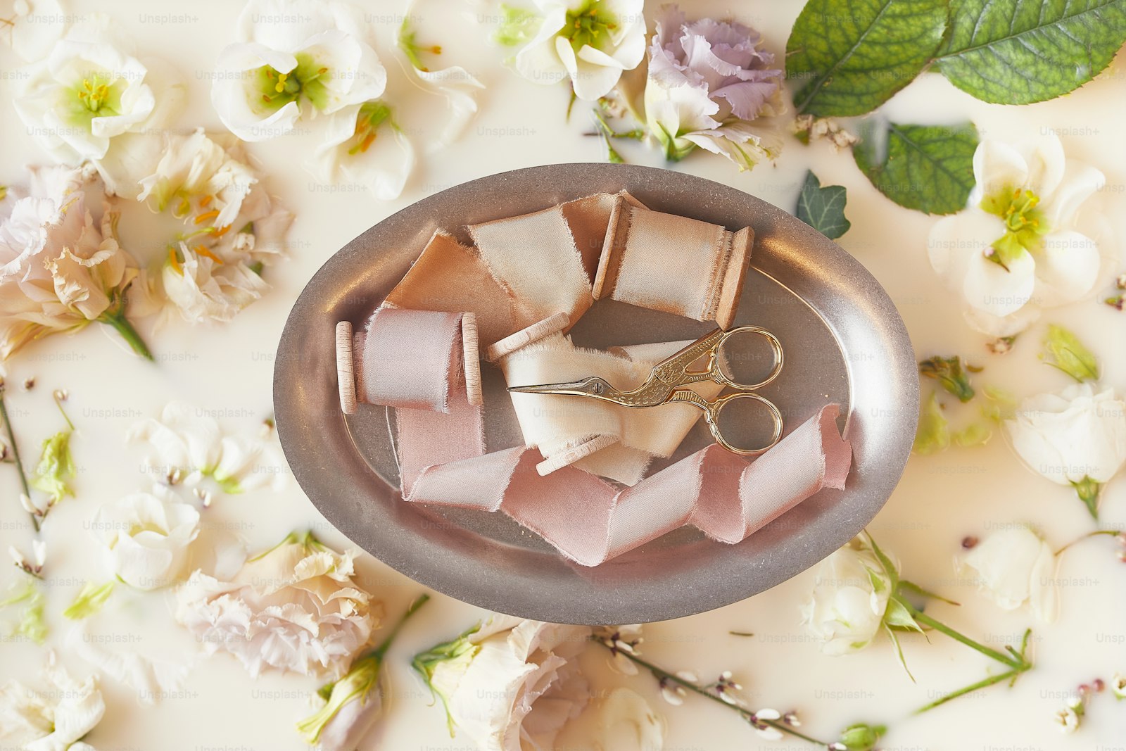 Minimalistyczna aranżacja przyjęcia w jasnej Sali Srebrnej