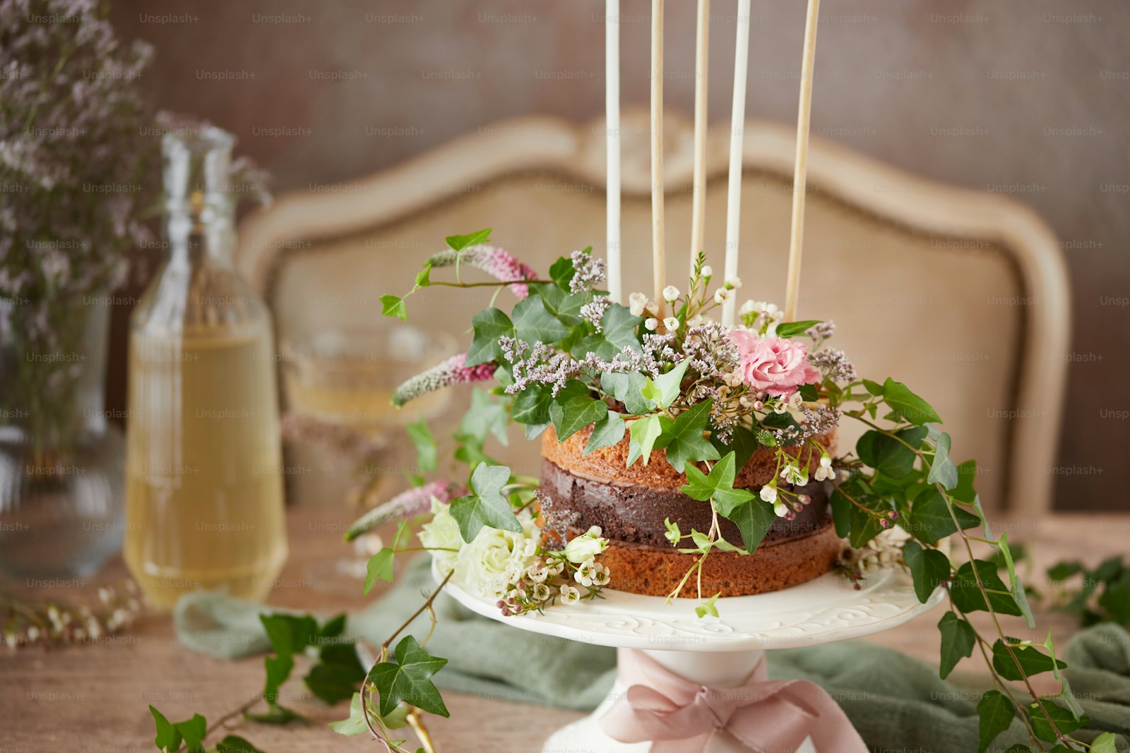 Słodki stół i tort weselny w nowoczesnej oprawie