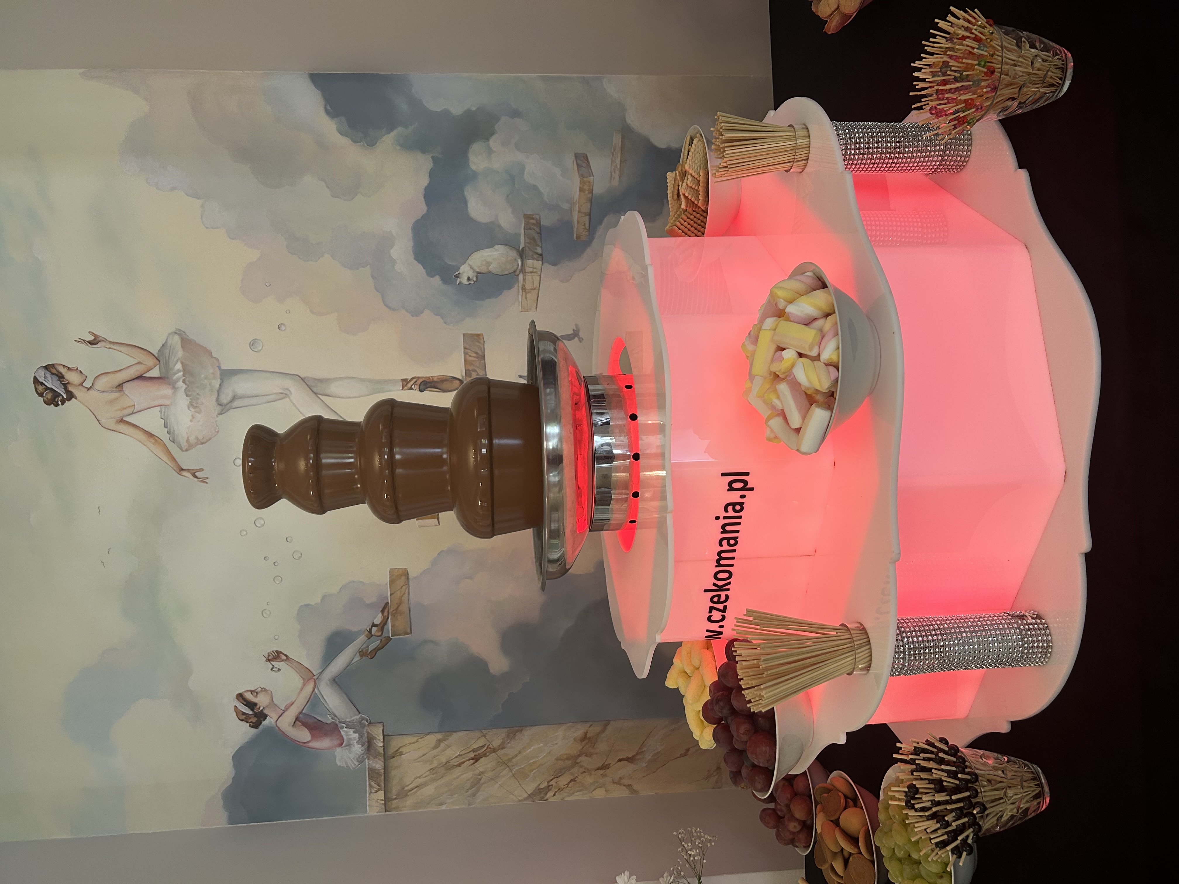 Stoły gości z dekoracjami florystycznymi