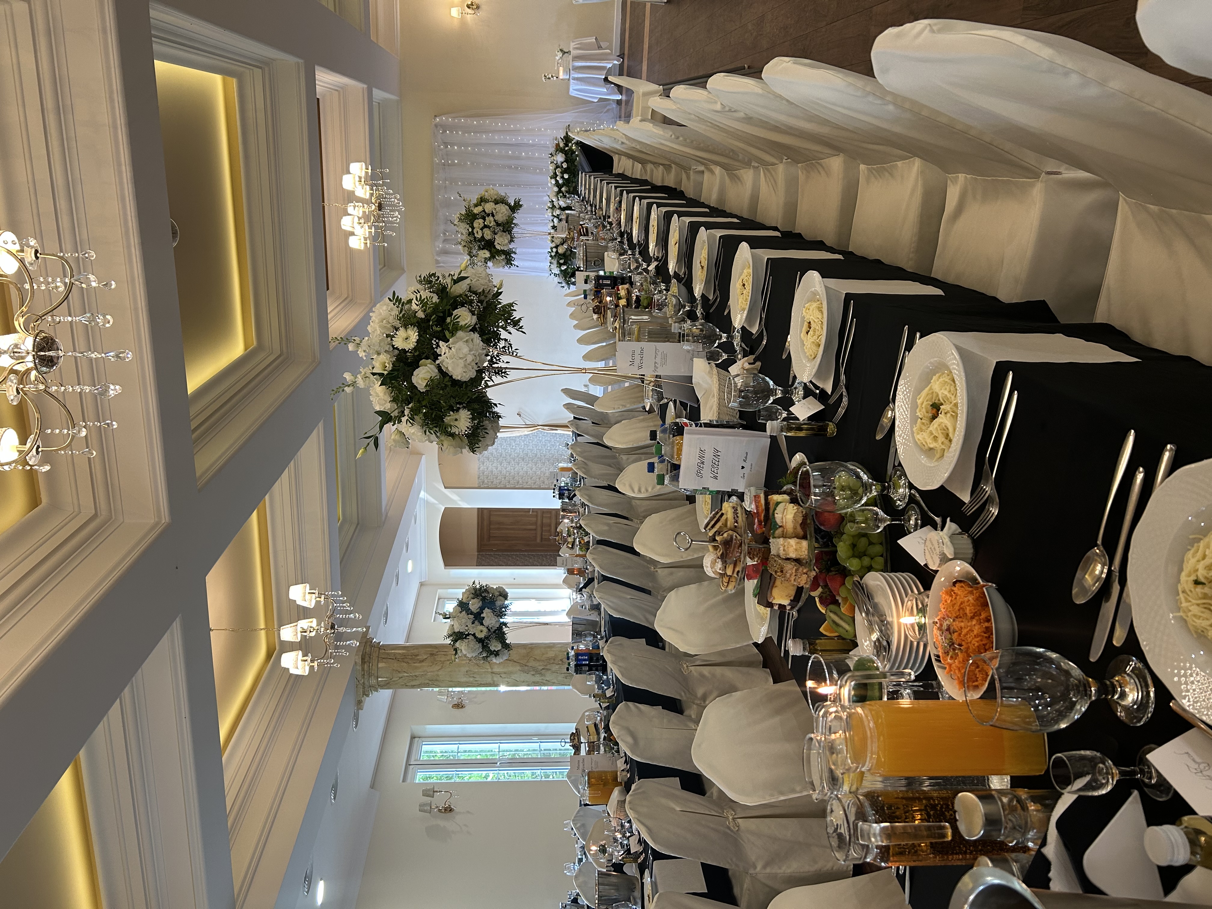 Strefa stołów i dekoracji stołowych